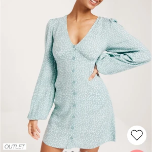 Blå blommig klänning  - Säljer en jättesöt blå blommig klänning ifrån Nelly, lappen är kvar❤️