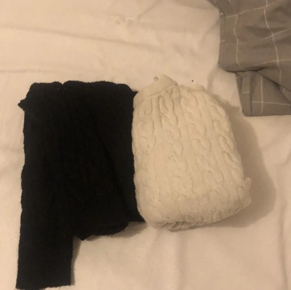 Två jättefina tröjor som inte används, en vit och en svart. Båda är från Lager 157 och är i bra skick. Har ni frågor är det bara att meddela 🩷. Stickat.