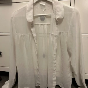 Vit blus - Mesh ish Skriv för frågor o sånt 💃💃 Pris går o diskutera 😗