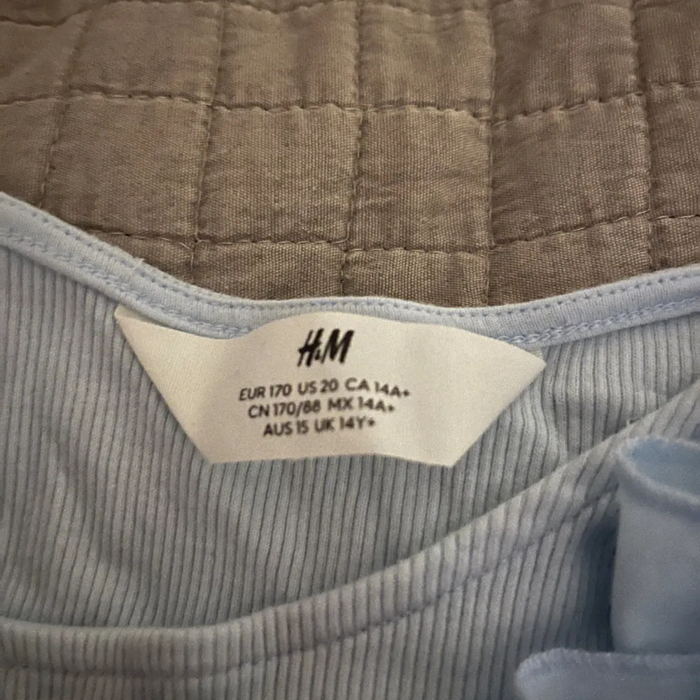 Denna super fina blusen/linnet från hm i storlek 170 säljer jag för 110kr för att den är för liten för mig💗Bra skick, i vissa ljus kan man se en litet ljusare parti längst ner, men som sagt inget riktigt märkbart! Kan tänka mig att gå lägre!. T-shirts.