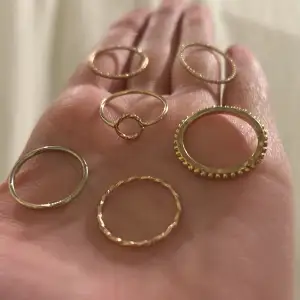6 stycken guldiga ringar utan defekter i storlek XS-S ❤️Ej äkta guld! Kan skickas med brev för 15 kronor. 