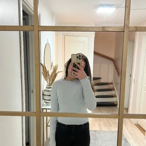 Blå tröja - Säljer denna jätte fina blåa tröjan från H&M i storlek M men sitter som S, använd några gånger. Toppen skick!