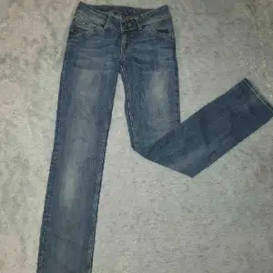 Säljer ett par jättefina Tommy Hilfiger jeans då de tyvärr var försmå för mig. Endast testade☺️Skriv vid frågor eller funderingar 