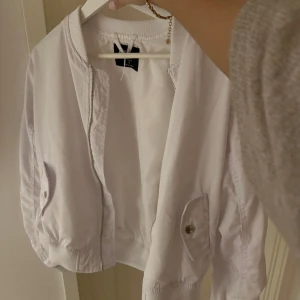 Vit Bomberjacka 💞💞 - Säljer denna vita bombar jacka då jag har en likadan💞storlek S