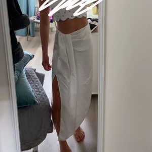 Vit kjol - Vit kjol från Zara!! Superbra skick och endast använd fåtal gånger! 🥰