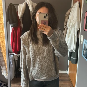 Grå stickad tröja  - Super in stickad tröja från veromoda som tyvärr inte kommer till användning längre. Fint skick 💕skriv och fråga vid minsta lilla ❤️. Frakt ingår ej 🚚 