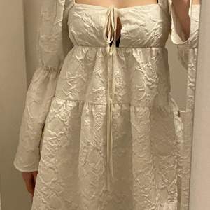 Jättefin vit klänning från Fashion Union! Köpte till studenten men säljer för att ja hittat en annan☺️