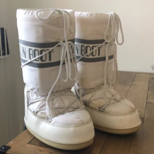 Moonboots - Flitigt använda med slitage. Går definitivt att rengöra med sko schampoo och fixa till dom så dom blir nya. Jag upplever inte att dom läcker in och dessa är de varmaste skorna jag nånsin haft. Passar mig som har 38. Nypris närmare 2000kr