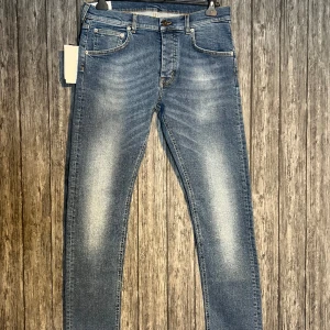 Cedar Shape Jeans - W34 L34. JL Oanvänd. Köpt från Sample Sale.