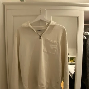 Halv zip - Säljer min Woodbird halvzip för att den blivit för liten. Den är i mycket bra skick utan skador eller liknande.