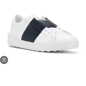 Valentino - Valentino skor i storlek 43  säljs för 1100