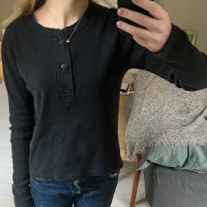 Brandy Melville tröja - Säljer denna supersöta svarta topp från brandy melville! Den har inga defekter eller hål! Den är One Size men jag skulle säga att den passar alla mellan xs-m☺️ skriv till mig för frågor 💓