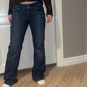 Lågmidjade jeans - Mörkblå lågmidjade bootcutjeans💙Fint skick. Storlek L. Kolla in mina andra annonser🪩🫶💞