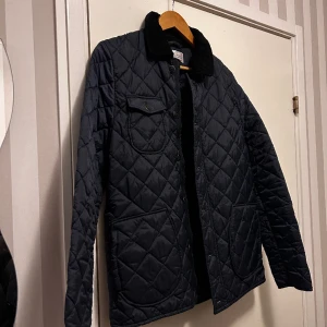 These Glory Days Jacka - En jätte fin jacka som passar perfekt till våren! Jackan står i large men sitter perfekt som M  Nyskick o aldrig använd!