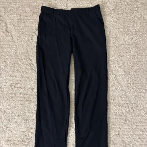 Blå Kostymbyxor  - Marinblå kostymbyxor från zara med en liten slits nere vid benen. Storlek L