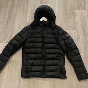 Calvin Klein Jacka (S) - Hejsan,  Säljer min Calvin Klein jacka då den inte passar längre. Den är i bra skick och storlek S, men skulle nog kunna passa en M. De är en herr jacka. 