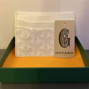Säljer en helt ny Goyard plånbok i färgen vit, aldrig använd, pris 350kr, om du har några funderingar eller om du vill ha mer bilder är det bara att höra av dig.