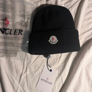 Moncler mössa  - Aldrig använd!!