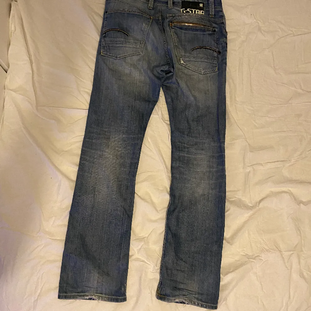 Säljer dessa G-STAR jeans då jag inte använder de längre, de har ett litet hål mellan benen som man kan se på bild 3. Förutom det finns det inget fel på dem. Jeans & Byxor.