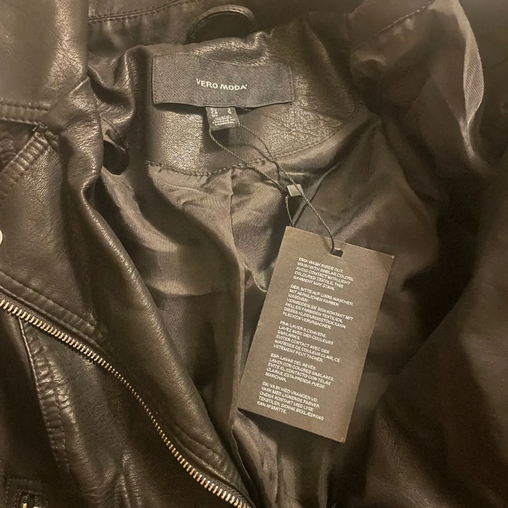 Säljer denna skinnjacka pga fel storlek💕 Aldrig använd och har lapp kvar, köpare står för frakt. Jackor.