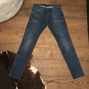 Replay ”ANBASS HYPERFLEX” Jeans  ⚫️Vårt pris: 699  ⚫️Nytt pris: 1600 ⚫️Storlek: W28 L32  ⚫️Skick: 9/10  ⚫️Material: 87% bomull 9% polyester 4% elastan  Intresserad eller frågor? Ses i DM✅