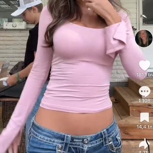 Rosa Gina tricot topp - Säljer denna populära rosa Gina tricot toppen pågrund av att den inte kommer till användning💕använd ental gånger och inga defekter. Köparen står för frakt