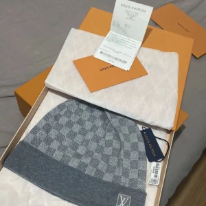 Louis Vuitton mössa helt ny oanvänd - Säljes då den aldrig blev använd, kvitto finns köpt på LV i Sthlm