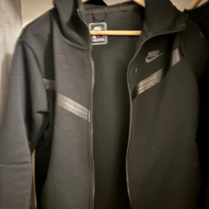 Nike tech  - Nike tech hoodie jag knappast använd, fick den i julklapp. Vill inte ha den längre så jag väljer att sälja den, den är som ny.