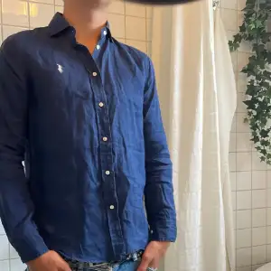 Otrolig fin och stilig | Polo Ralph Lauren skjorta i marinblå | 9/10 skick | Modell ~ 179 / 68 kg då den är för liten | 550kr !