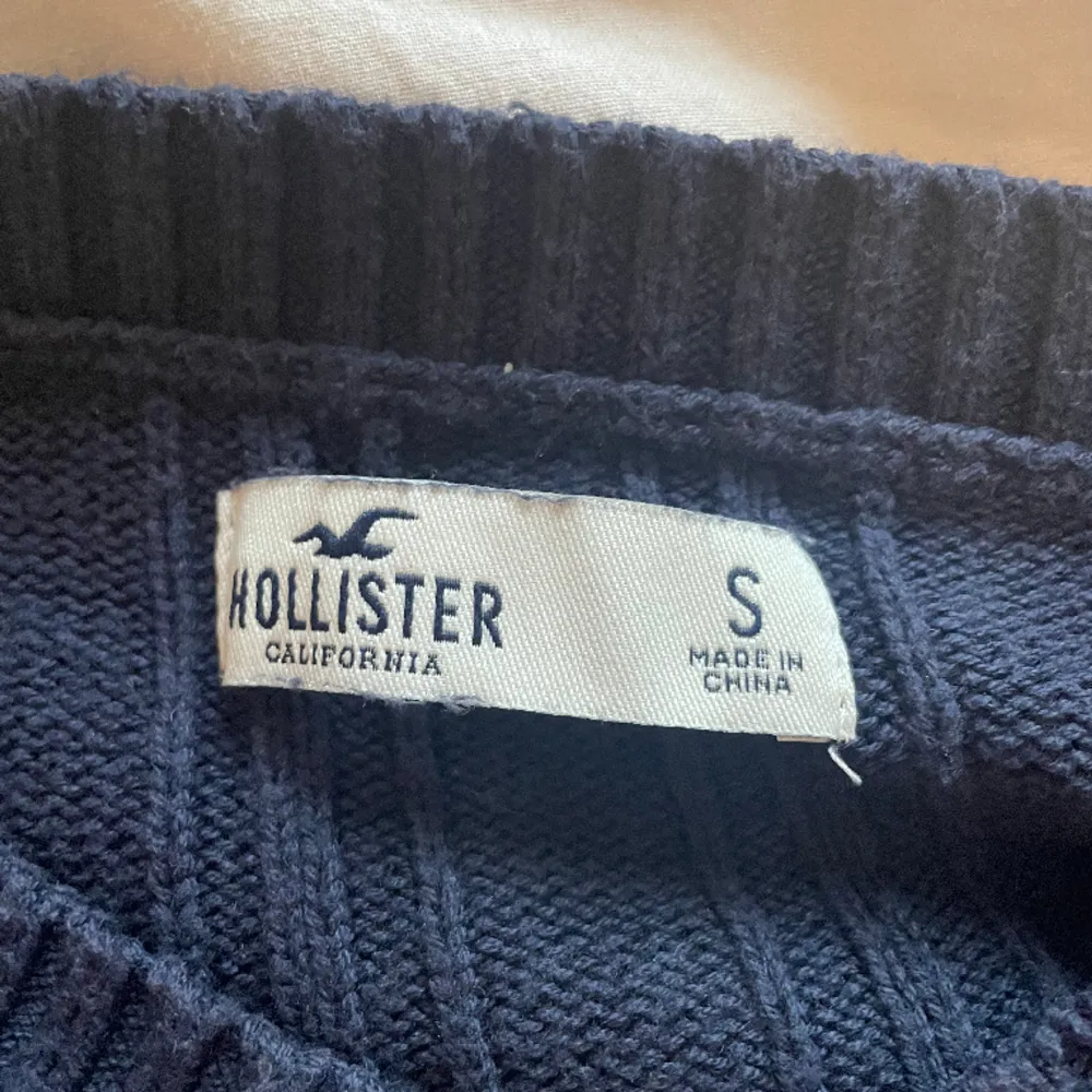 Mysig stickad tröja från Hollister. Knappt använd och är i jättebra skick. Köpt i frankrike, nypris är ca 400kr . Tröjor & Koftor.