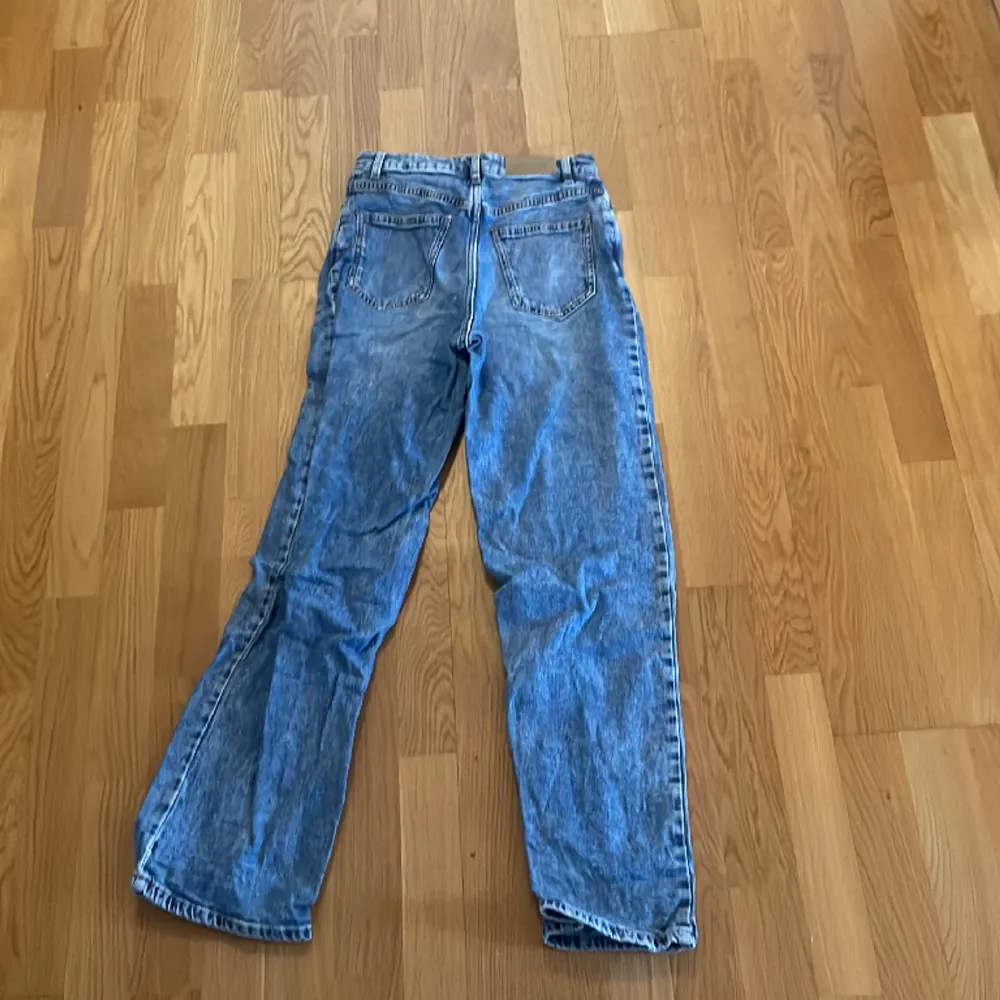  säljer mina blåa jeans från Lindex i strl 152/11-12 år. modellen på jeansen heter Vanja. De är i bra skick säljer eftersom de är för små🩵säljer för 70kr plus frakt. Skriv innan ni köper. Jeans & Byxor.