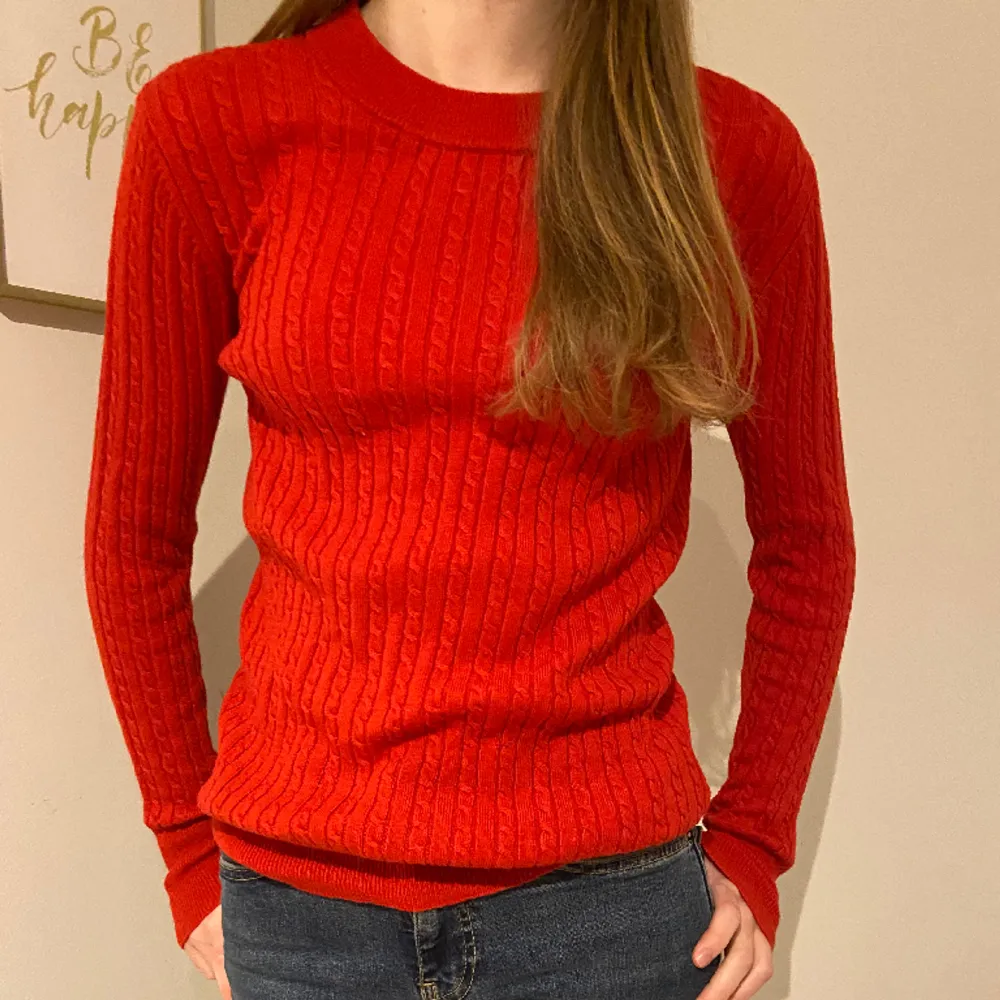 Superfin stickad röd tröja!!❤️❤️ Vet inte märket men passar xs/S då det är stretch!💕 Tryck gärna köp nu!!☃️. Tröjor & Koftor.