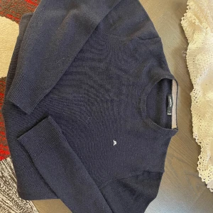 Sweater från J.Lindeberg - Säljer min fina sweater från J.Lindeberg. Storlek medium. 100% merinoull. Fint skick!