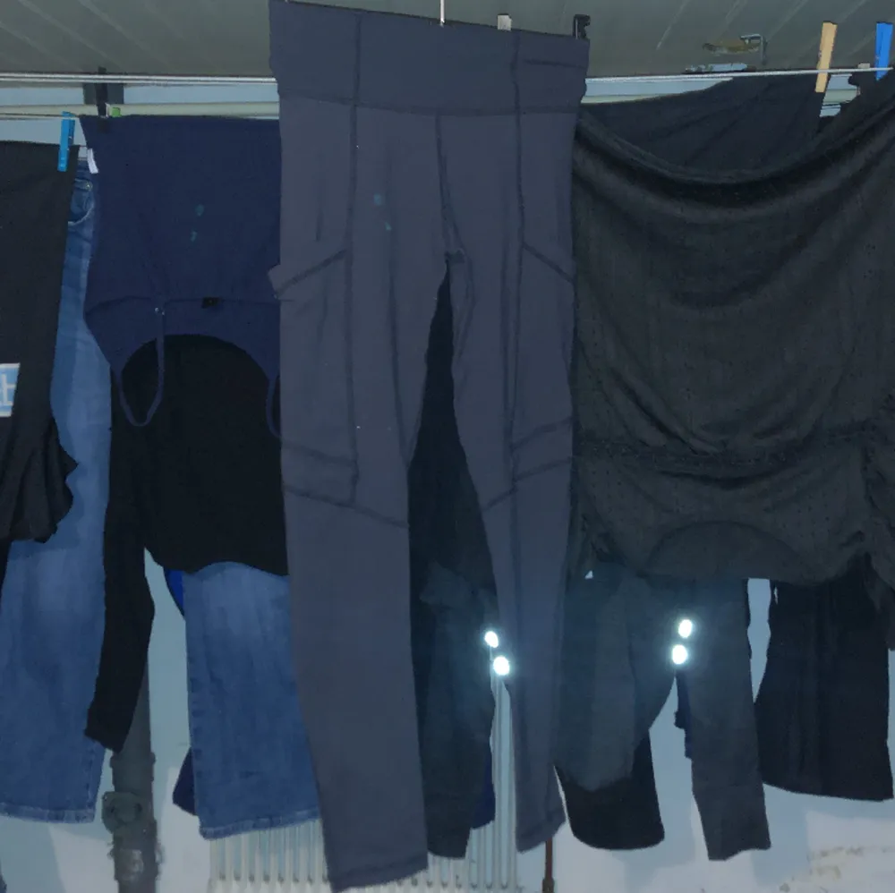 Båda är i bra skick de svarta är i storlek 152 och de gröna är i 164 säljer för jag har andra som passar bättre . Jeans & Byxor.