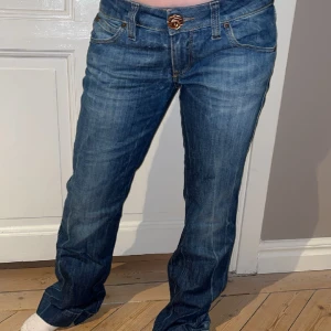 Lågmidjade jeans - Så coola lågmidjade bootcutjeans från Miss Sixty. W30, skulle säga strl L!💞 Mycket fint skick. Skriv vid funderingar och kolla in mina andra annonser.