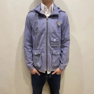 Safari Jacka Henri Lloyd  - Hej! Säljer nu min jacka från märket Henri Lloyd storlek M i fint skick. Modellen på bilden är 180cm lång och väger 80kg. Tveka inte på att höra av dig om du har några frågor eller funderingar kring varan!