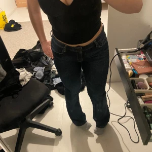 jeans - jättefina lågmidjade mörkblåa jeans ifrån Lindex