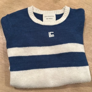 Les Coyores De Paris stickad tröja  - Superfin stickad tröja från Les Coyotes De Paris i stl 12. Superfin att ha på vinter och sommar!  Köpt i butiken Lucca på Östermalm. 