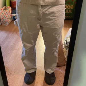 Vita manchesterbyxor från H&M  - Vita Manchester byxor i relaxed fit från H&M i storlek M. perfekt skick. 