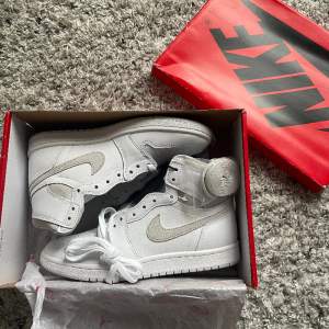 Air Jordan 1 High Vita | Skick 10/10 | Storlek: 43 | obs! Replika 