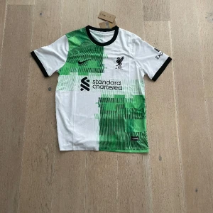 Liverpool tröja  - Hej 👋 säljer denna Liverpool tröja som jag aldrig använder då jag inte gillar fotboll . nypris ca 1000.köpt från unisport