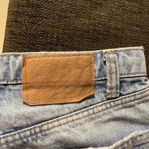Zara jeans - Säljer nu dessa Zara jeans då de inte kommer till användning längre. Jag skulle säga att dem är mid waist och i väldigt fint skick 💕 Storlek 34, sitter som storlek S ungefär 💕