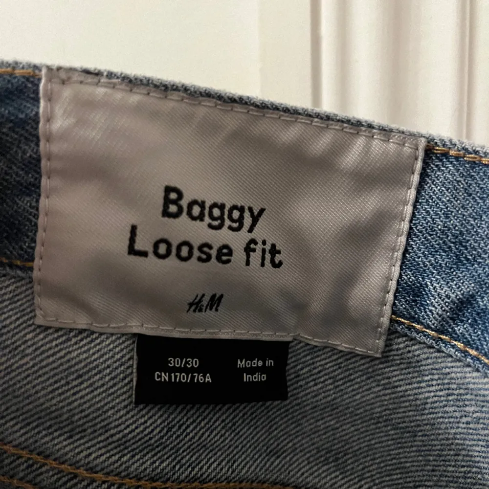 Baggy jeans från H&M. 30/30 i storlek. Sitter riktigt bra. Jeans & Byxor.