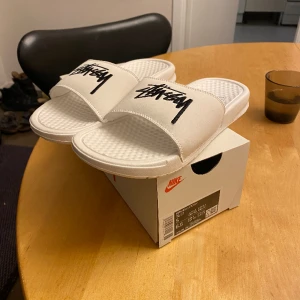 Stussy benassi slides - Oanvända stussy benassi tofflor från några år sedan. Har bara stått o dammat så nu blev det ändligen dags att sälja!