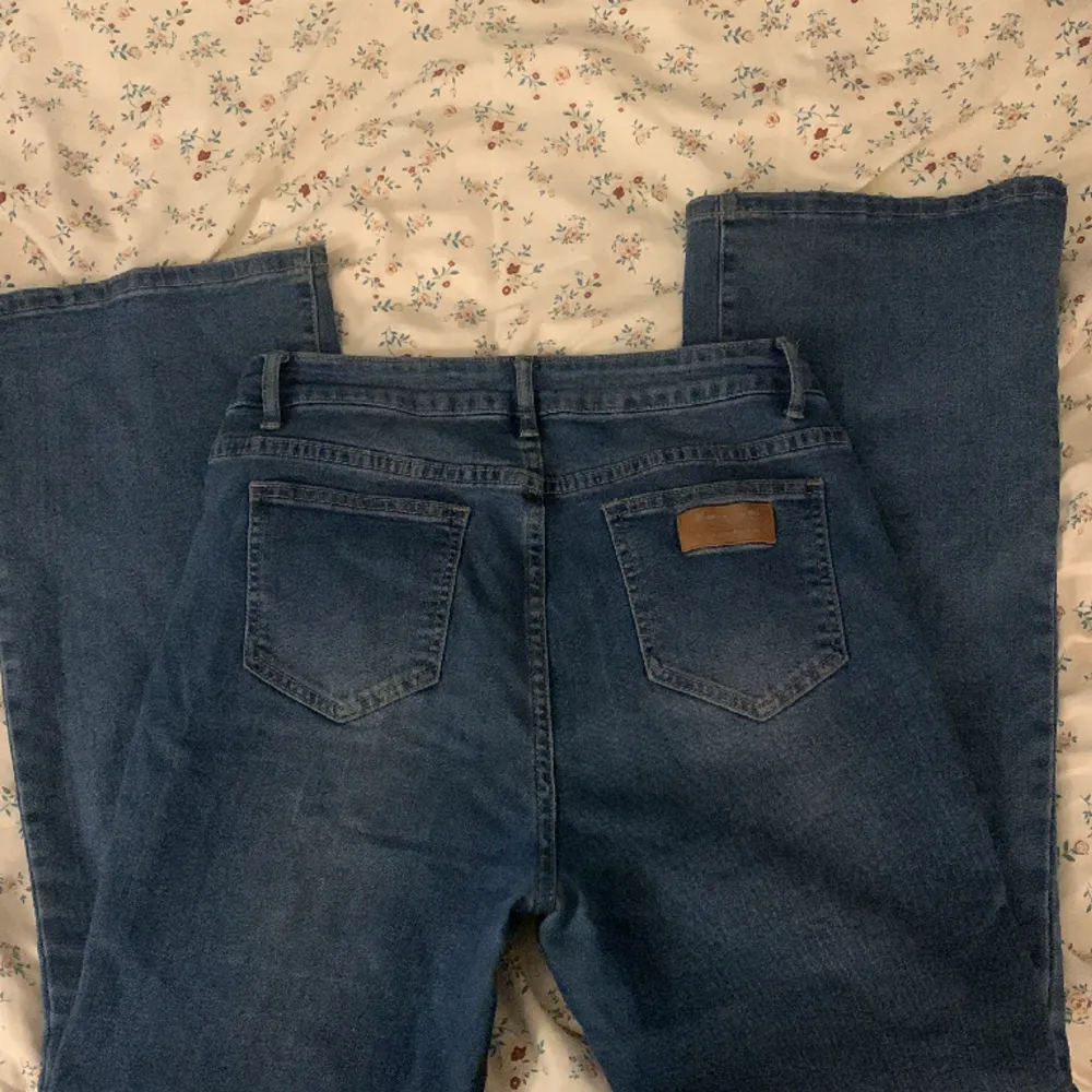 Säljer mina flare/bootcut jeans från SHEIN, materialet är väldigt bra och stretchigt och de är helt oanvända. Storlek M men skulle säga att det passar S också! Skulle också säga att de är midwaist. Priset kan diskuteras🤍. Jeans & Byxor.