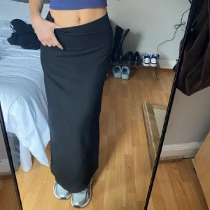 Svart kjol - Svart långkjol med slits, använd 1 gång❤️ Strl xs 
