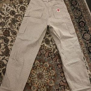 Carhartt wip byxor - Säljer dessa Carhartt wip byxor som jag köpte för 1600kr från Carhartt hemsidan🤗 Byxorna är ej min stil längre eftersom de är i ”baggy fit” Byxorna är som nya då de aldrig är använda💖 Midjemått tvärsöver: 35cm  Innerbenslängd: 75cm
