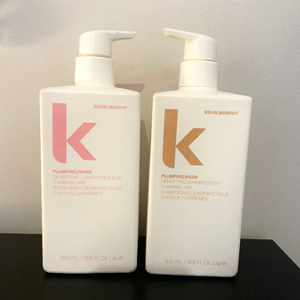 Säljer Kevin Murphy shampoo & balsam i serien Plumping Rinse. Använda  med ca 90% kvar av balsamet och 80% kvar av shampoot. Säljer då de tyvärr inte passade min hårtyp. Köpta på Lyko för paketpris 699kr 🤍 . Övrigt.