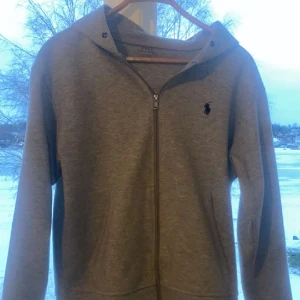Polo hoodie grå  - Ralph lauren hoodie grå storlek s nyskick använd ca 2 gånger inga fläckar  10/10 pris kan diskuteras 