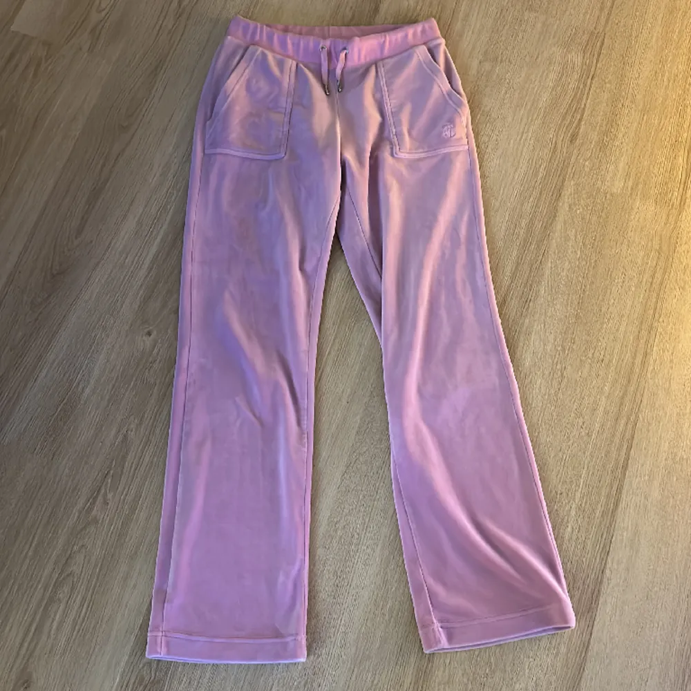 Ett par rosa juicy-byxor, som bara är använda ett fåtal ggr!. Jeans & Byxor.